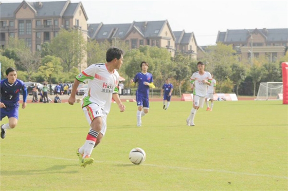 浩冠家具員工在綠茵場馳騁