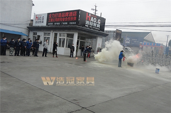 員工學(xué)習(xí)用滅火器-浩冠家具消防演習(xí)