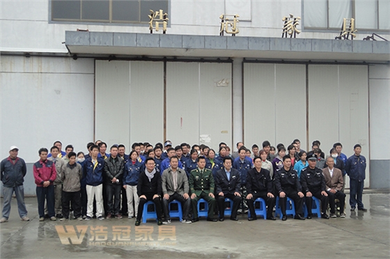 與消防領(lǐng)導(dǎo)合影-浩冠家具消防演習(xí)