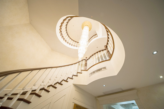 顓橋別墅弧形實(shí)木樓梯 顓橋別墅弧形實(shí)木樓梯