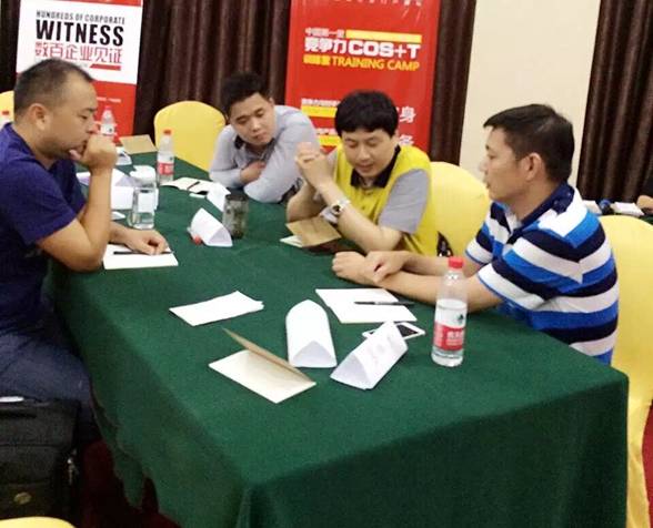 陳總與學員在交談