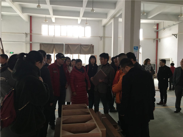 林總給大家講解工藝.jpg 林總給大家講解工藝.jpg