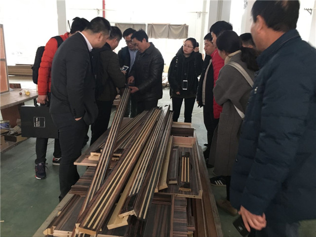 曹總介紹實木線條工藝.jpg 曹總介紹實木線條工藝.jpg