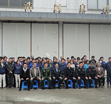 與消防領導合影-浩冠家具消防演習